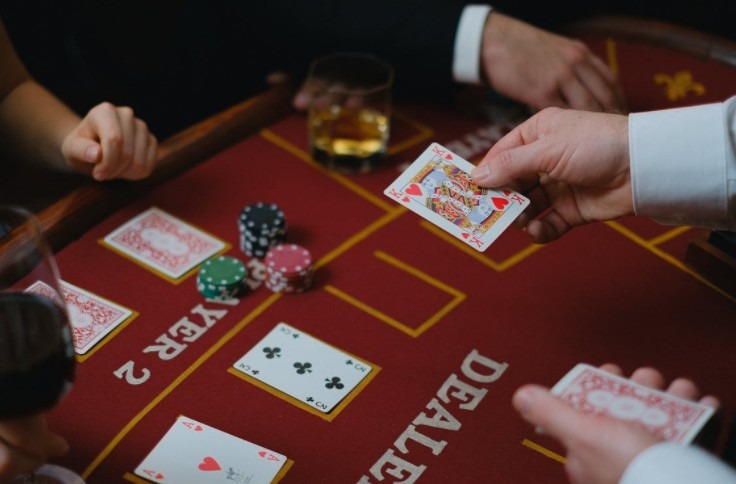 Why it is good to choose casino games for earning money online