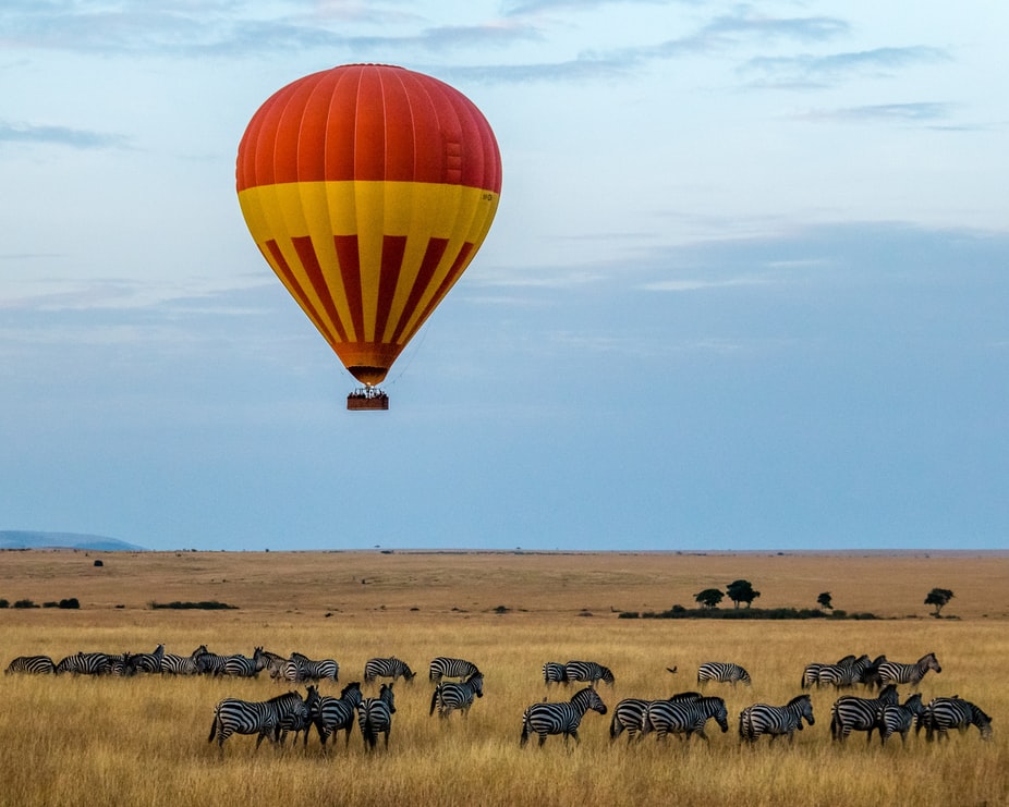 Hot-air-balloon-over-a-safari-in-Kenya