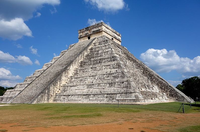 The-temple-of-Kukulcan-in-Chichen-Itza