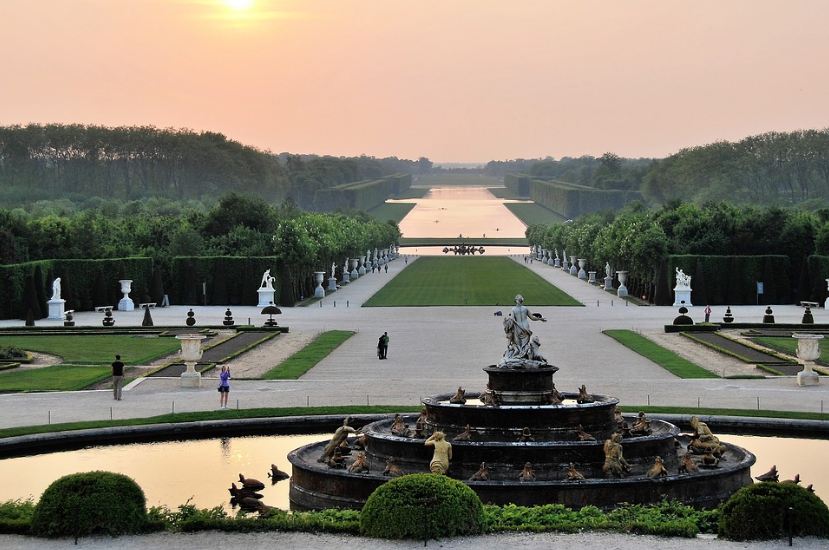Versailles-France-garden-bushes-plants-fountain-statues-tourists-trees